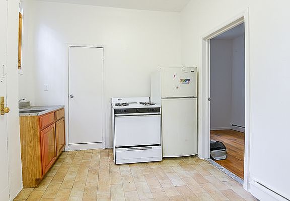 4th image of 228 Boerum St Floor 1