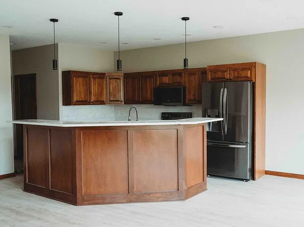 6317 Whispering Creek Dr, Sioux City, IA 51106