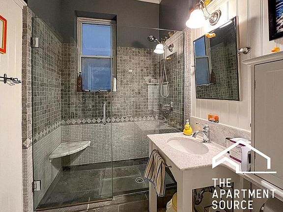 3rd image of 1724 W Balmoral Ave #1F