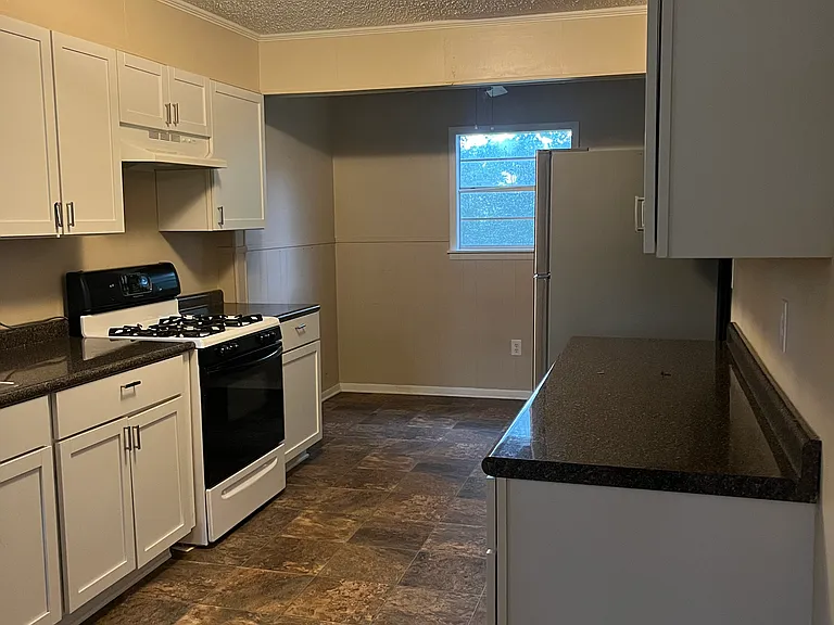 1805 Brook St — Photo 5