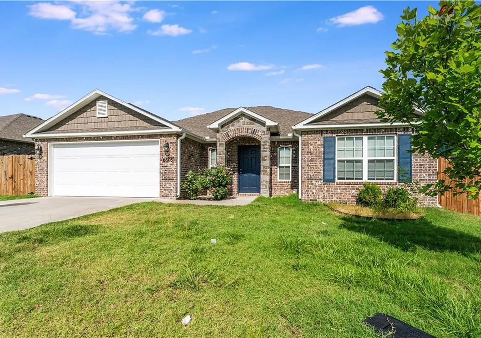 Home is very open, bright with 3 grand arch ways and plank wood flooring — Photo 1