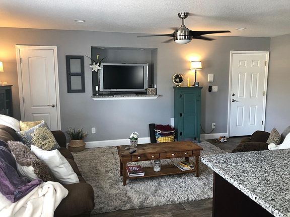 4th image of 4071 Edgewater Dr APT 3