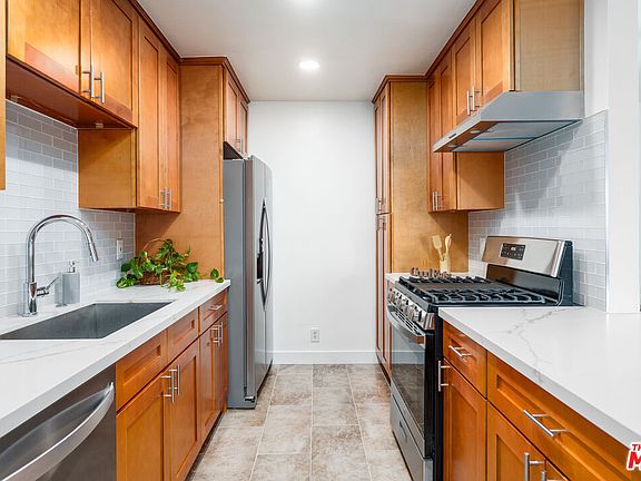 5th image of 10636 Woodley Ave Unit 31