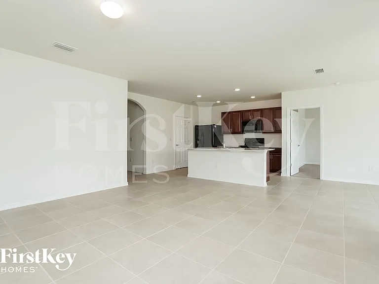 1622 SW 27th St — Photo 4