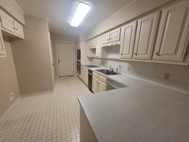 414 Amberwood Cir — Photo 36