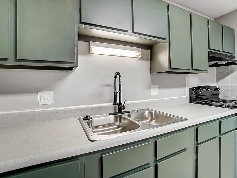 Hickory Creek Apartments — Photo 7