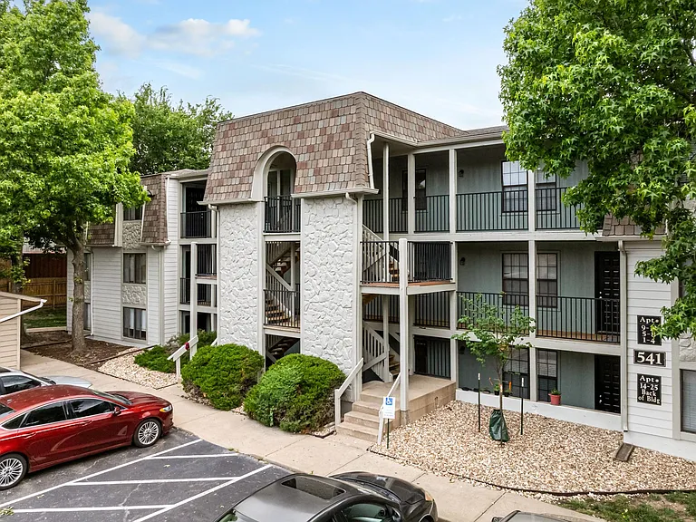 Bristol Pointe Apartments — Photo 6