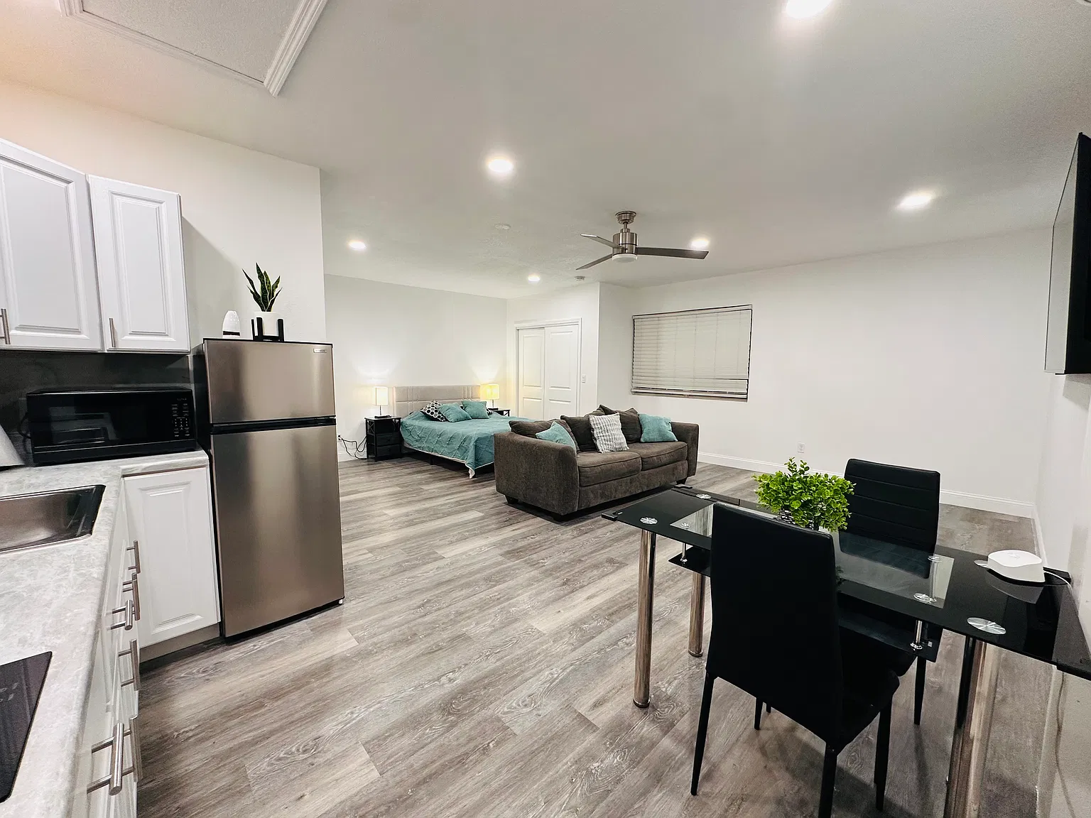 Studio, 700 sqft, $1,250 — Photo 2