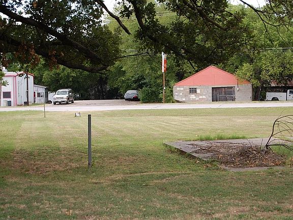3rd image of 1901 N Kaufman St
