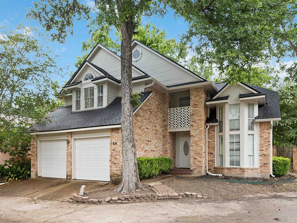 Charming exterior of this quiet, community nestled in a peaceful cul-de-sac in the heart of the Energy Corridor.