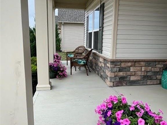 3rd image of 39247 Hawthorne Dr