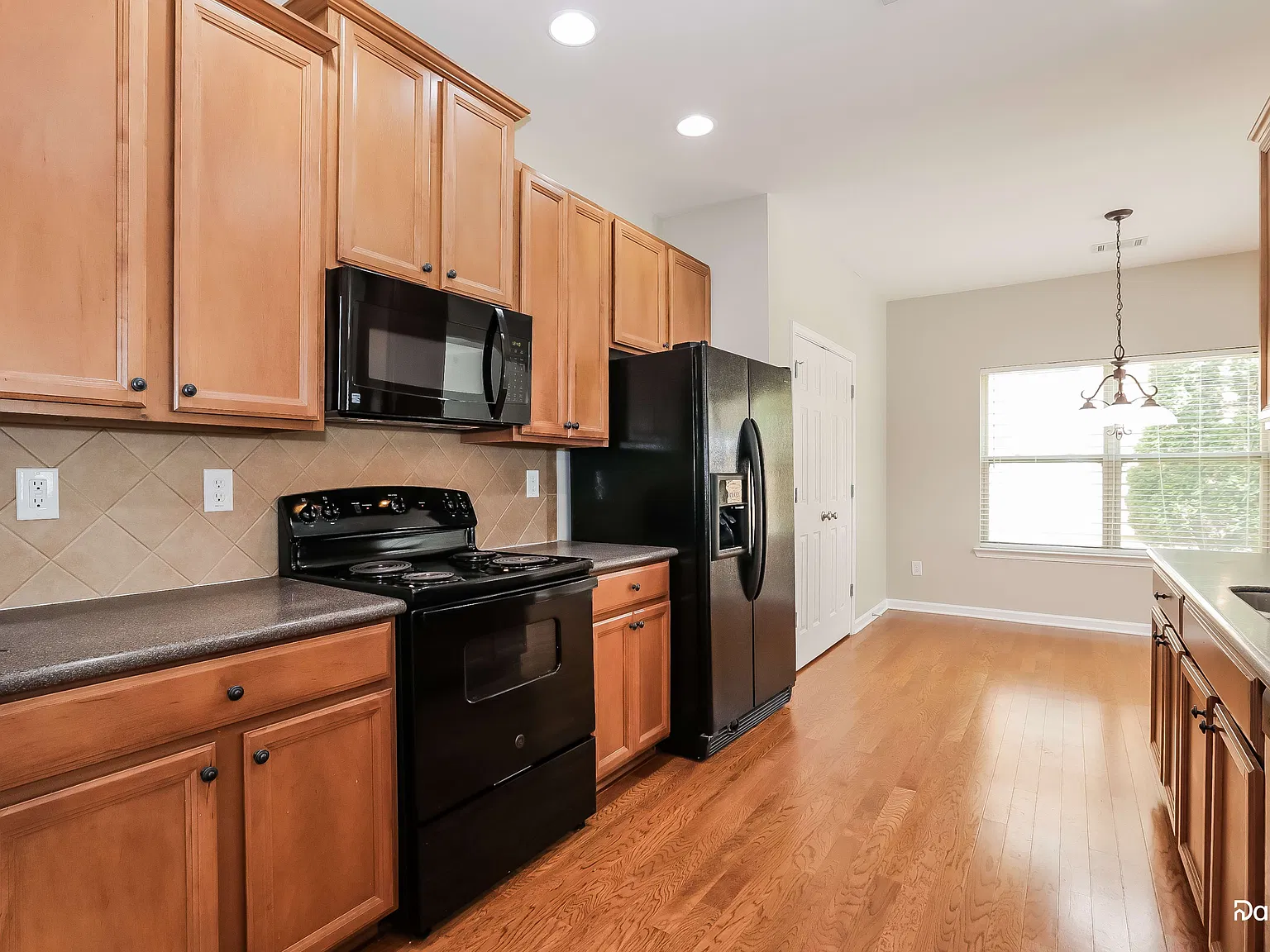 3 bed, 2.5 bath, 2109 sqft, $2,550 — Photo 3