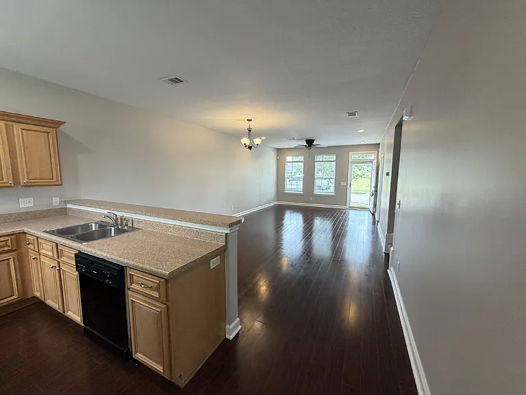 607 Atkinson Dr — Photo 4