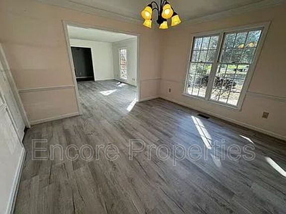 5th image of 2102 Oakcrest Ct