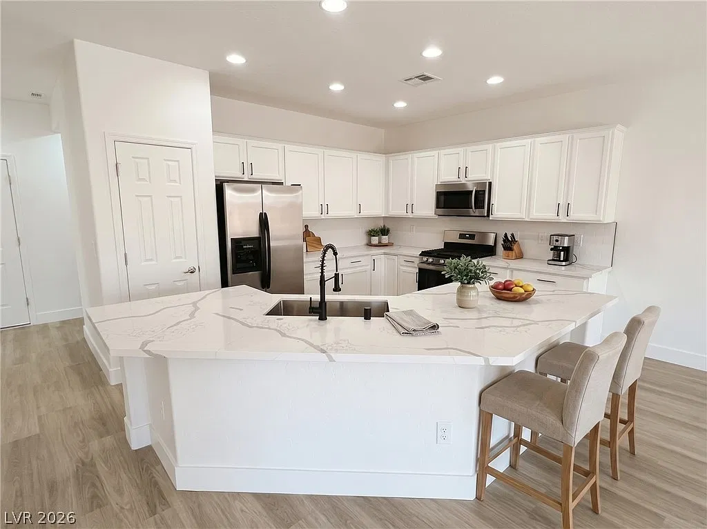 3 bed, 2.0 bath, 1570 sqft, $2,325 — Photo 3