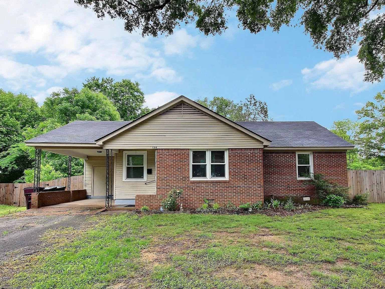 3 bed, 1.0 bath, 1043 sqft, $1,650 — Photo 2