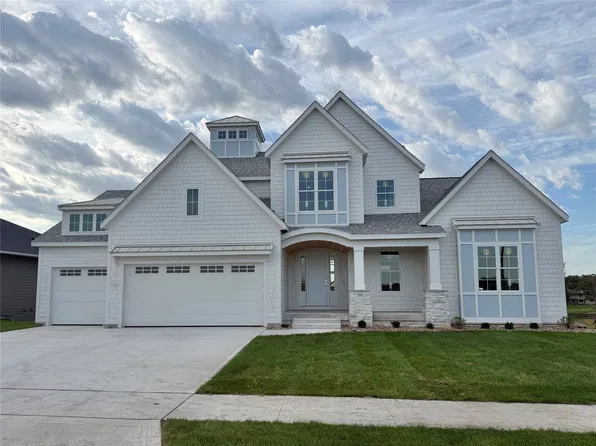 17412 Oakwood Dr, Urbandale, IA 50323