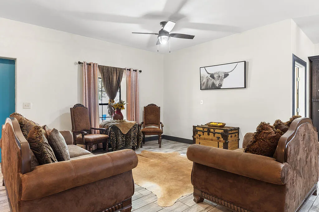 3 bed, 2.0 bath, 1638 sqft, $2,800 — Photo 2