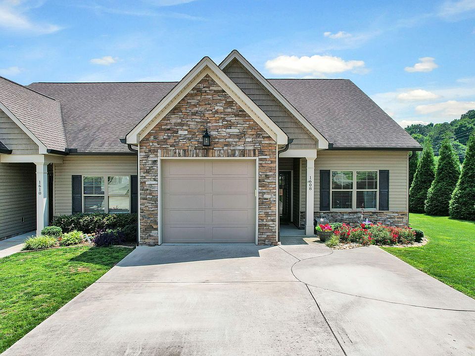 1st image of 1608 Stonebriar Dr NE