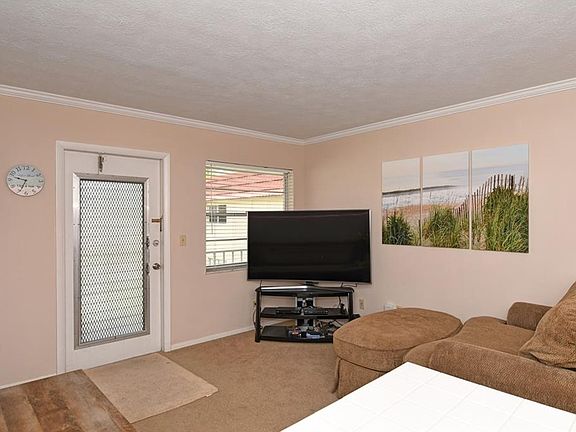 2nd image of 19 Pine Arbor Ln