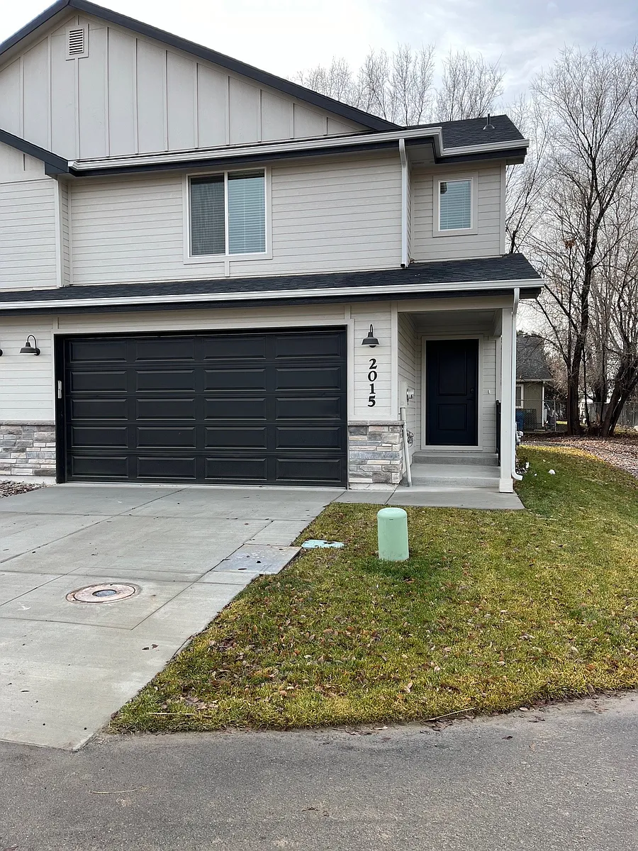 Building Photo - 2015 E Hulk Ln #2015
