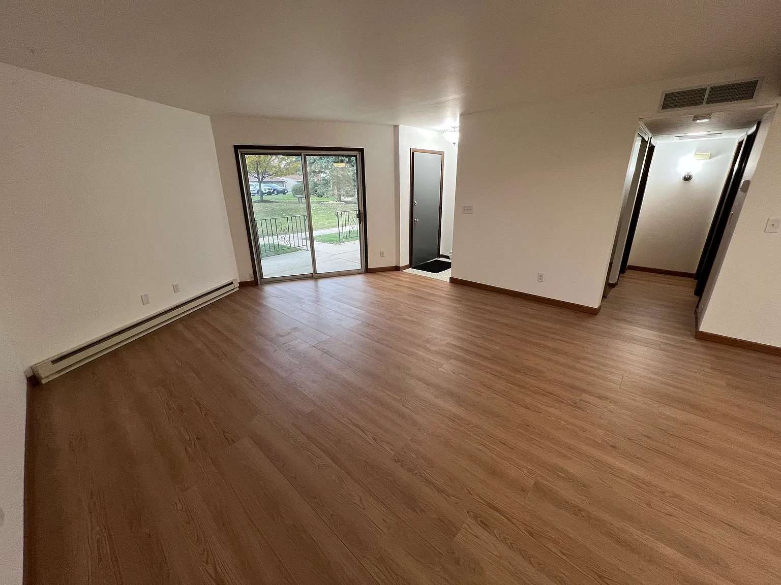 2 bed, 1.5 bath, 1093 sqft, $1,525 — Photo 2