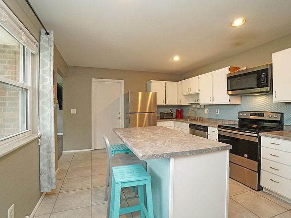 5th image of 2582 Highwood Ln