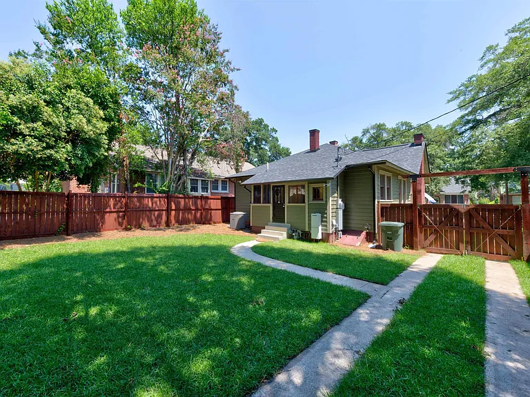 2405 Sumter St — Photo 32