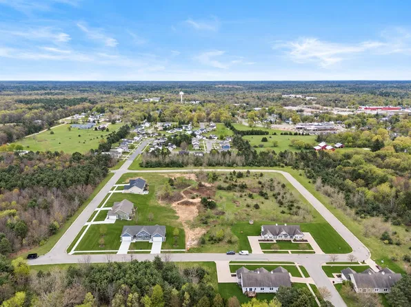 718 Noble Dr, Belding, MI 48809