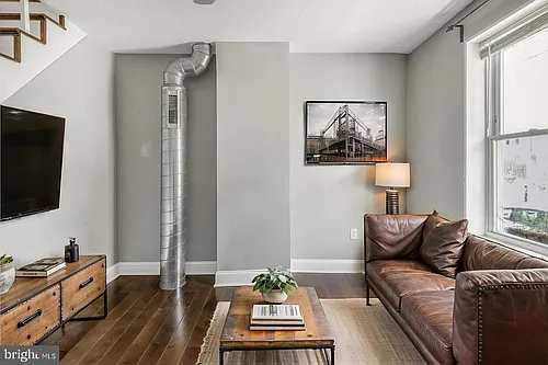 2564 Collins St Photo 1