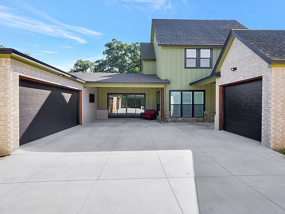 2nd image of 516 W Spring St