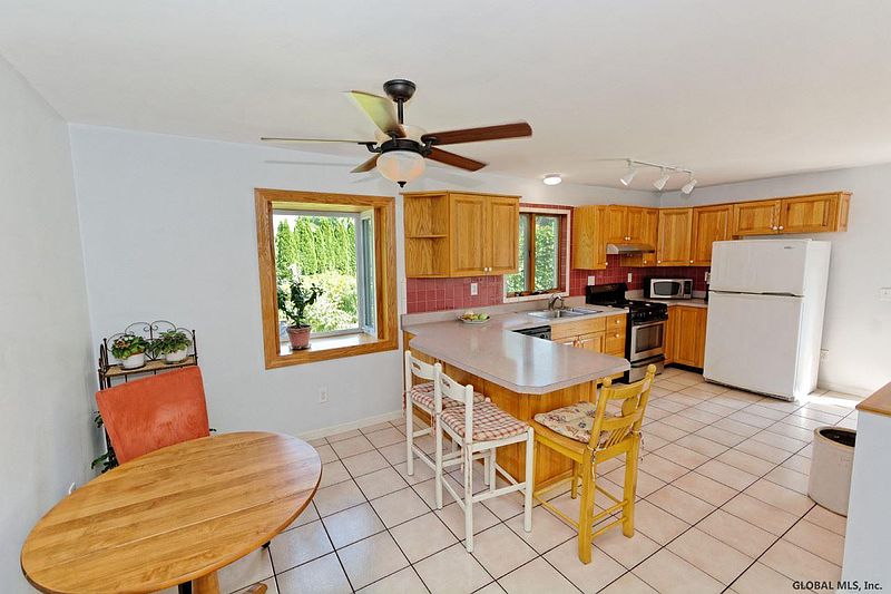 5th image of 44 BLAKELY Court
