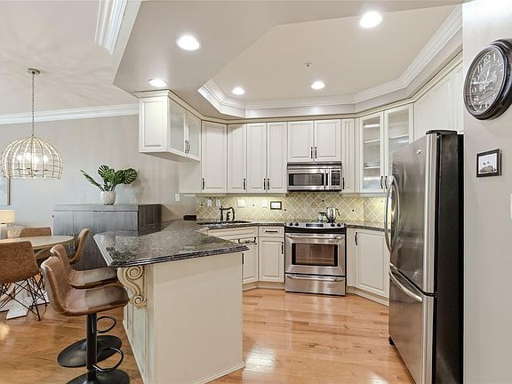 2nd image of 292 Crescent Rd E #105
