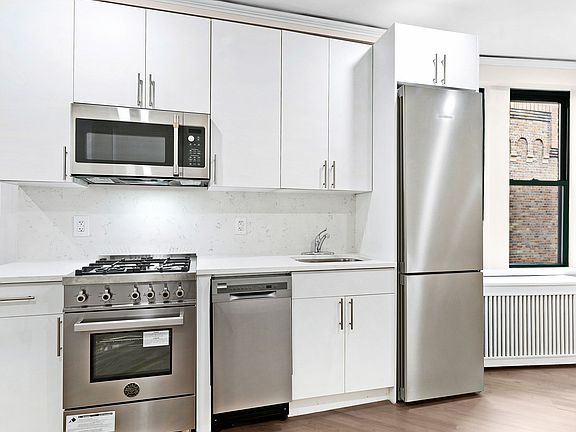 3rd image of 226 E 70th St APT 6E