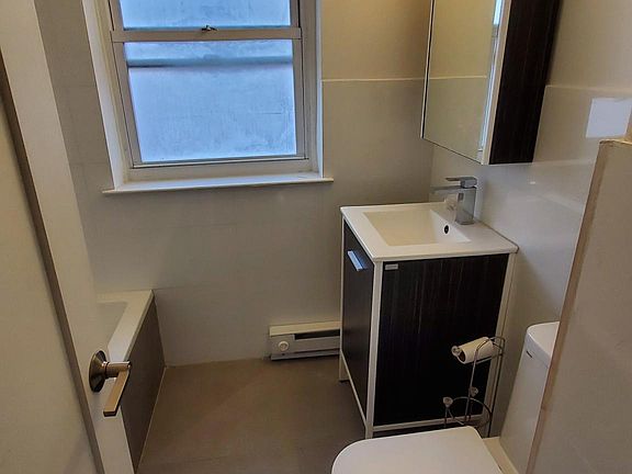 3rd image of 590 Bergen Ave APT B7