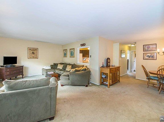 3rd image of 44 Ferncroft Park