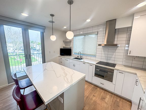 5th image of 211 12th St APT B