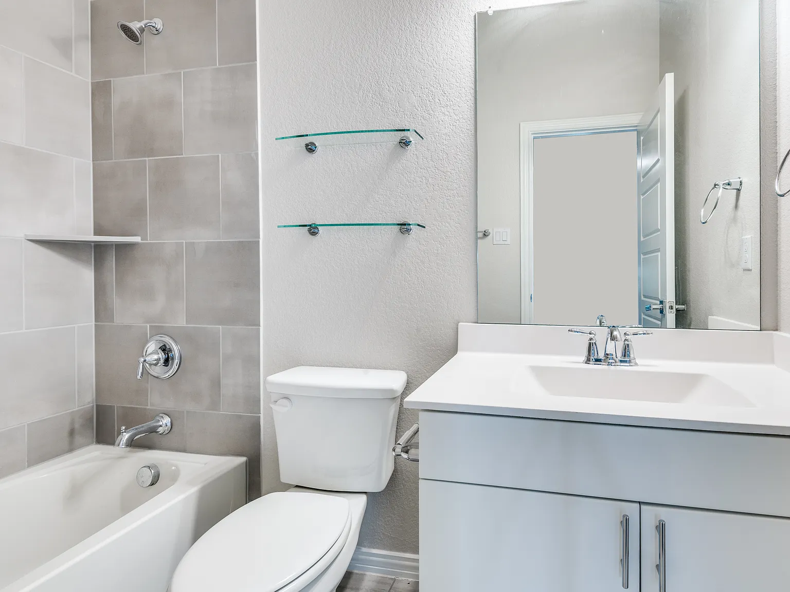 3 bed, 2.5 bath, 2319 sqft, $3,150 — Photo 4