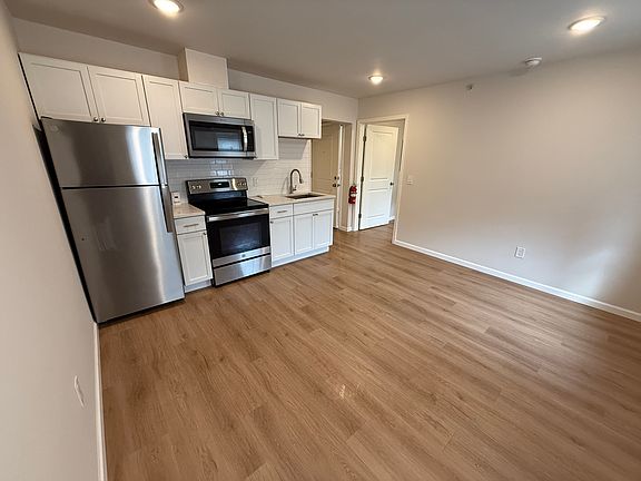 2nd image of 185 Broadway #1L