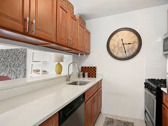 4th image of 45 W 67th St APT 17C