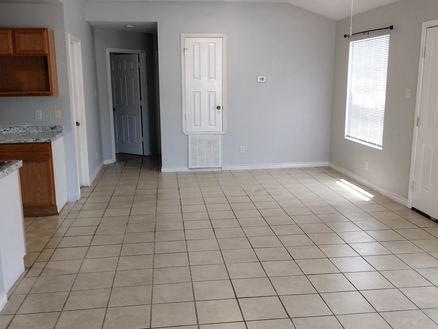 2 bed, 1000 sqft, $1,200 — Photo 3