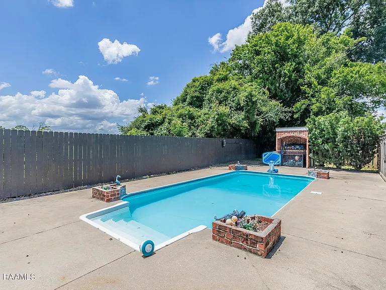 300 Oak Hollow Dr — Photo 49