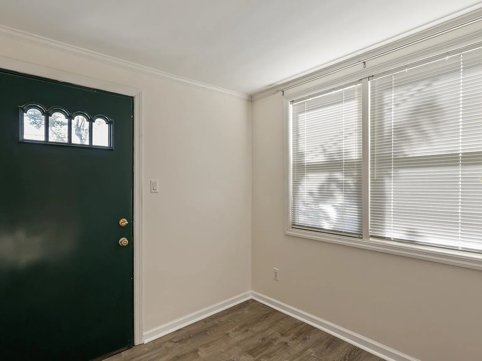 4 bed, 2.5 bath, 2000 sqft, $4,100 — Photo 2