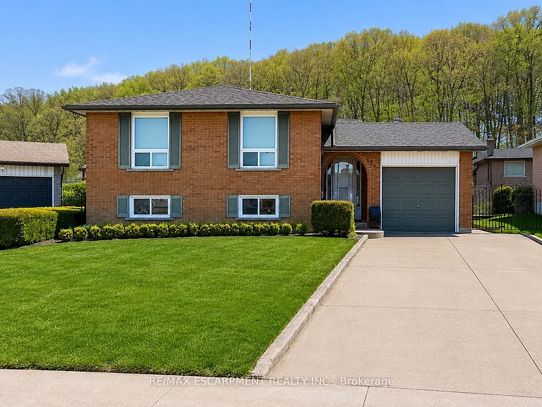134 Marcella Cres #B — Photo 2