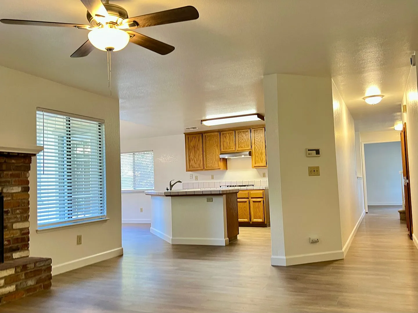 Large 5 bedroom with huge bonus room plus formal living dining and family room — Photo 2