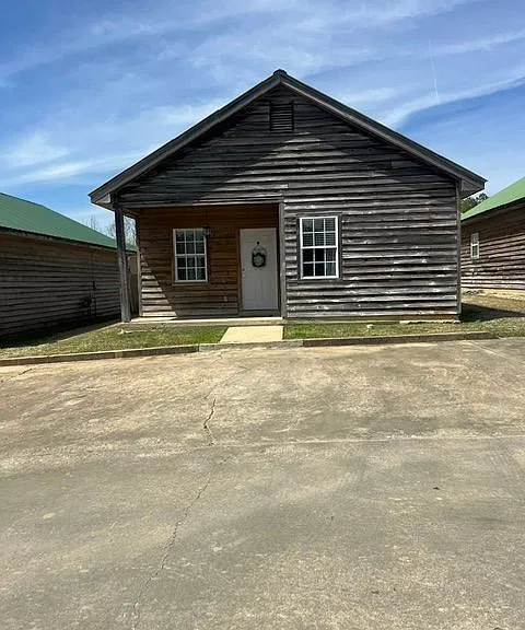 42 Winchester Rd — Photo 1