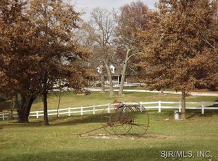 904 Lakeview Dr, Shipman, IL 62685