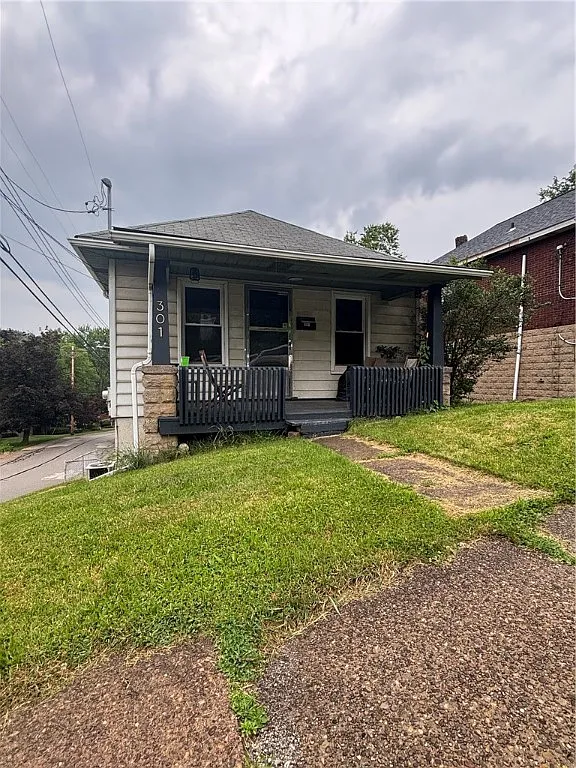 301 Marion Ave photo 1