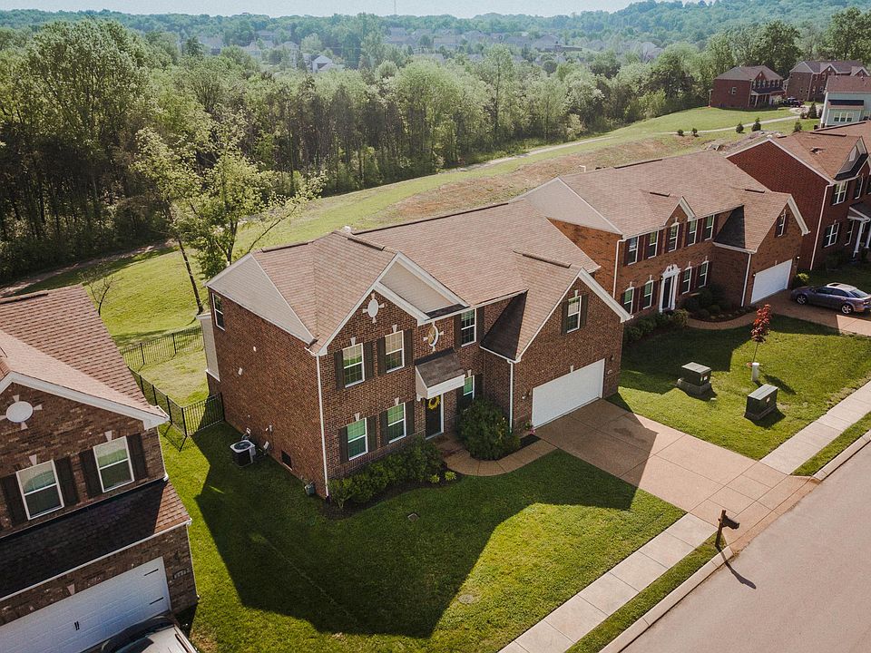 Huge Green Space, Views Of The Walking Trails, And No Neighb
