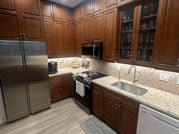 4th image of 4625 Poinciana St APT 10B
